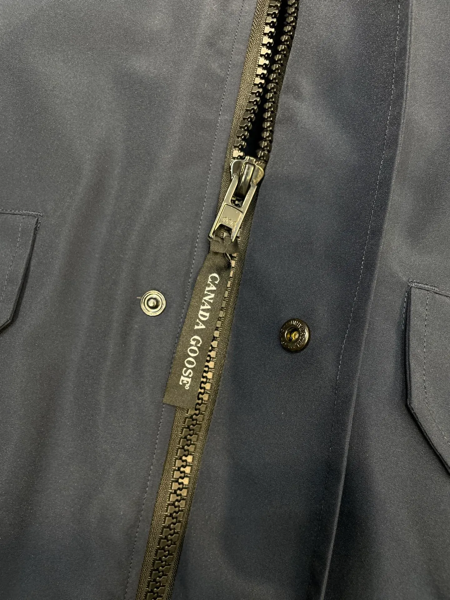 P780 high-end version Canada Goose Canada Goose #Chilliwack 7999M bomber jacket short down jacket/01 model #Men and Women Same Style# ➖ Genuine synchronous anti-counterfeiting chip sensor! ➖ Imported 21S polyester-cotton blended original fabric [last year’s 16S/18S hard fabrics have been completely eliminated, this year all use 21S genuine synchronous fabrics, the soft mid-strap feels delicate and textured], genuine synchronous Feather-Light 10D waterproof coating fabric, made of 84.5 polyester fiber and 15.5 cotton, 100% the best feel in the entire network! ➖ The genuine official website is synchronized with the national standard 80 white duck down, you can check the official website customer service, there will never be a series of misleading claims such as 90 down or goose down! ➖ Using the best nylon lining with double double-layer sealing design, velvet-proof No. 7 needle + grid-filled down ready-made garments, there is 100% no so-called velvet running! ➖ The cuffs are designed with thickened seamless threads, and the collar and pockets are lined with top-quality polar fleece to keep you warm and comfortable! ➖ Yoshida YKK provides original custom-made electroplated sliders. YKK two-way lockable zippers are tight and smooth and will not peel off paint! ➖ 3M composite guarantees that the Velcro is the same as the original, durable, and all accessories and hardware are custom-made! ➖ Imported BEHRINGER embroidery machine to customize the 10,000-needle embroidery logo, 98% of which can be reproduced to restore the original logo. You can check and compare on the official website! ➖ The fur collars are all made of large pieces of Western Canadian blue wolf hide, ensuring that each fur collar is 13-15cm wide!   Size:XS-XXL